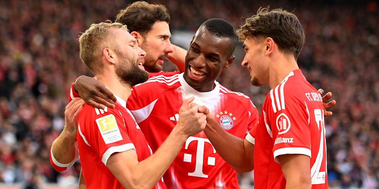 Laimer, Jackson und Bischof jubeln nach dem 1:0 im Bundesliga-Spiel des FC Bayern beim VfB Stuttgart