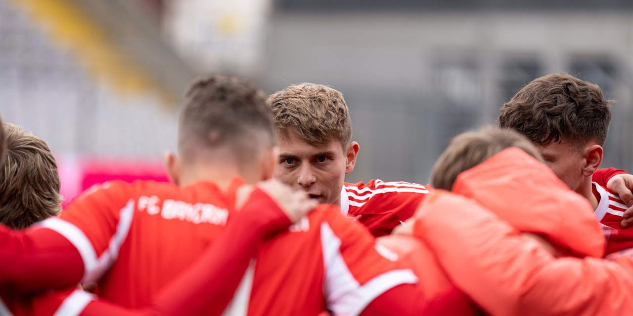 Anton Heinz schaut seinen Mitspieler an.