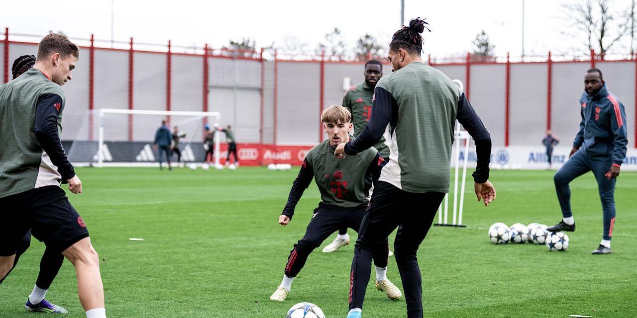 Michael Olise en un duelo con Lennart Karl durante el último entrenamiento del FC Bayern antes del partido de la Champions League contra el Sporting de Lisboa.