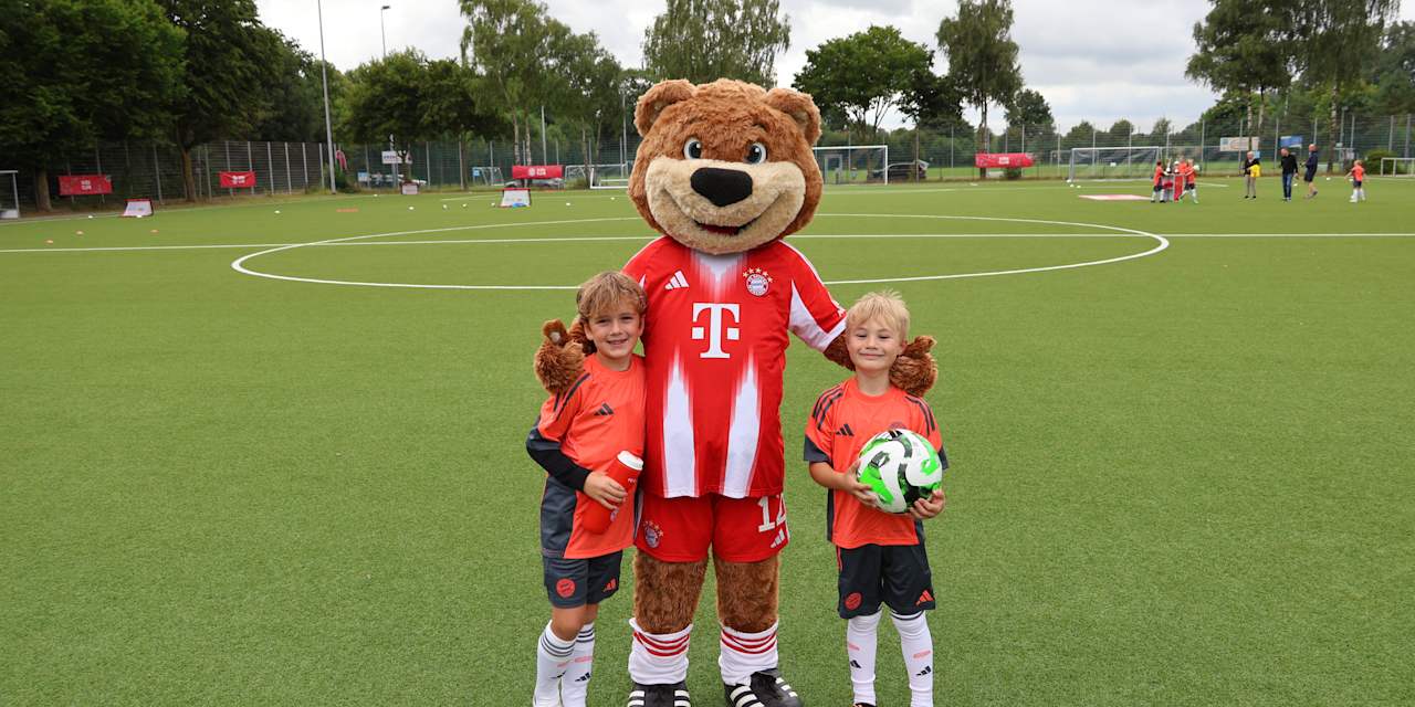 Berni mit zwei Kids beim Fußballcamp