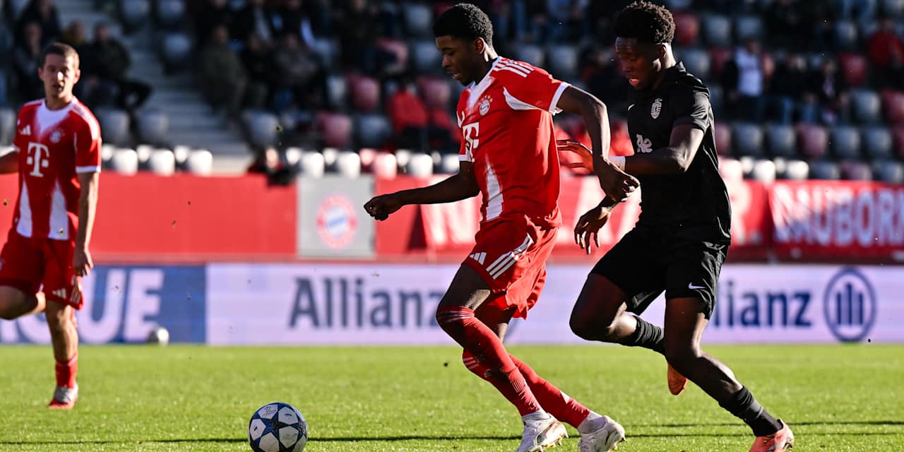Allen Junior Lambe im Duell mit einem Gegenspieler von Sporting Lissabon.