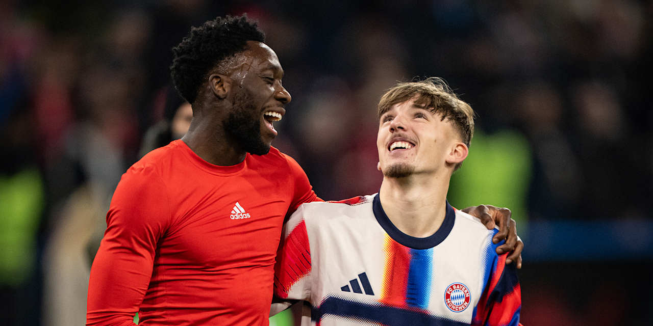 Alphonso Davies und Lennart Karl lachen Arm in Arm nach dem Spiel gegen Sporting