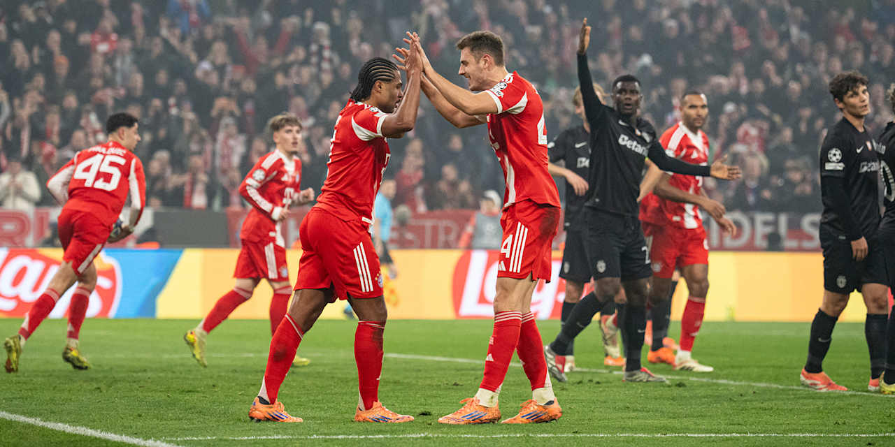 Serge Gnabry und Josip Stanisic klatschen nach dem 1:1 gegen Sporting ab