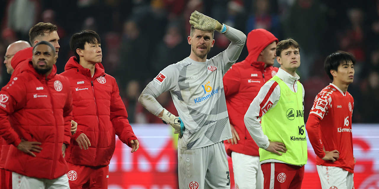FSV Mainz 05 players stand disappointed on the pitch after the 1-0 defeat to Mönchengladbach