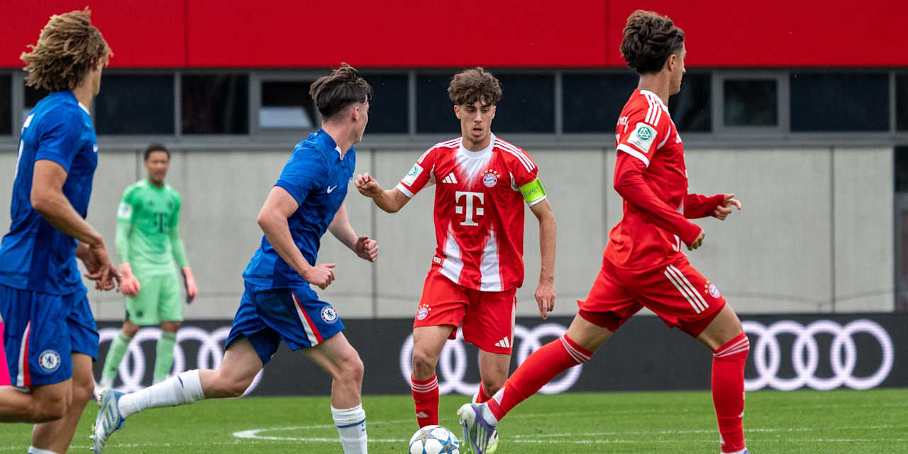 David Santos Daiber führt den Ball am Fuß im Spiel der FC Bayern U19.