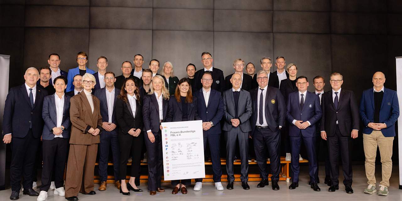 Gruppenbild im Rahmen der Gründung des Frauen-Bundesliga FBL e.V.