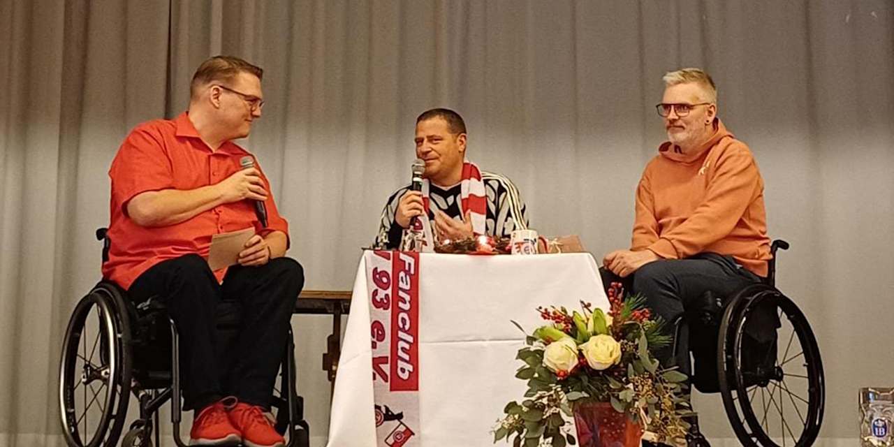 Max Eberl speaks at the Rollwagerl e.V. fan club meeting.