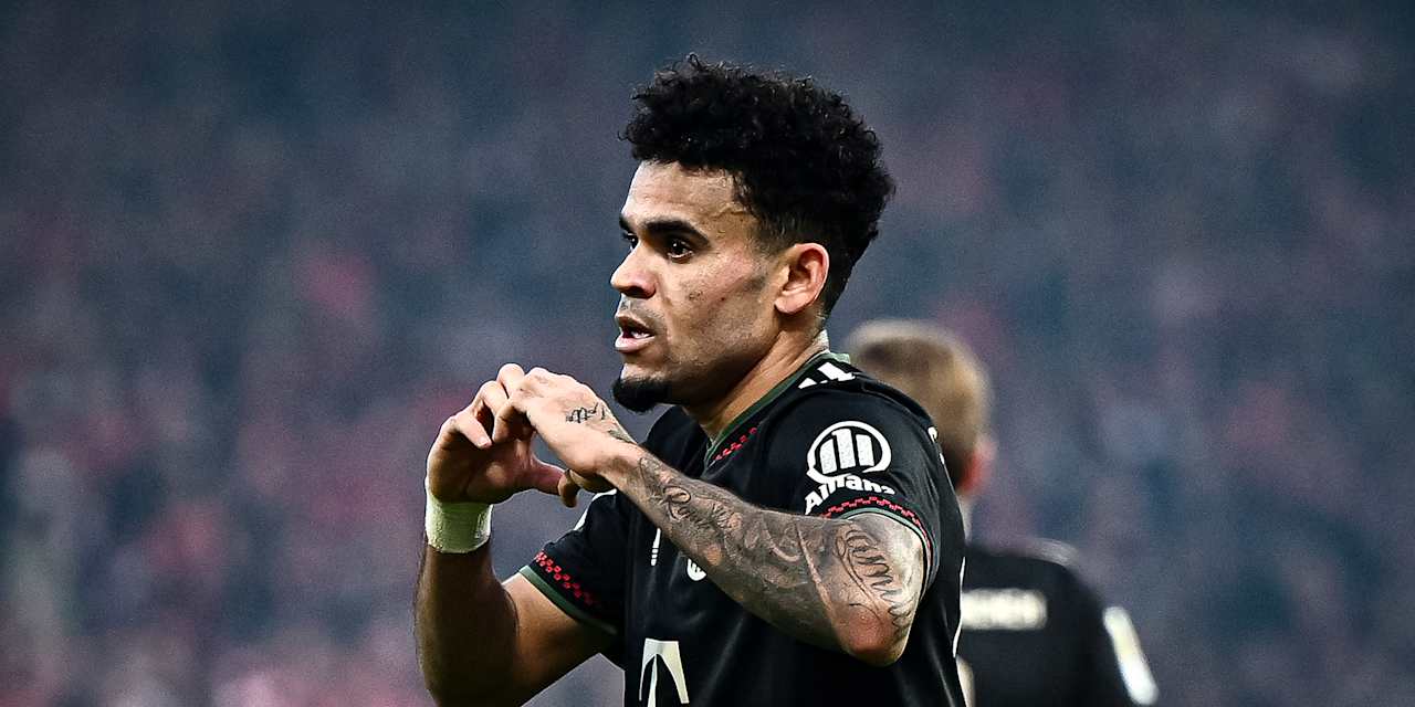 Luis Díaz zeigt ein Herz während des Auswärtsspiels des FC Bayern in der Bundesliga bei Union Berlin