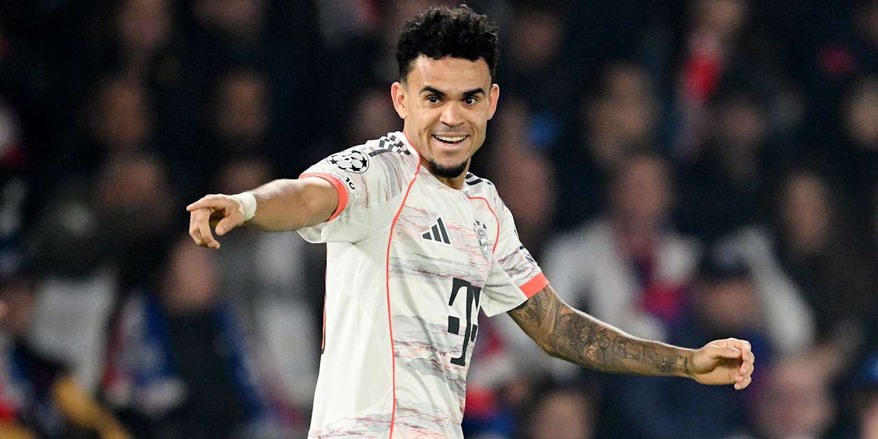 Luis Diaz deutet lächelnd mit dem Finger auf nach dem 1:0 des FC Bayern im Champions League-Spiel bei Paris Saint-Germain