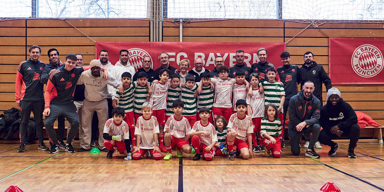 Gruppenfoto beim Kindertraining im Rahmen von FC Bayern vs. Sporting Lissabon