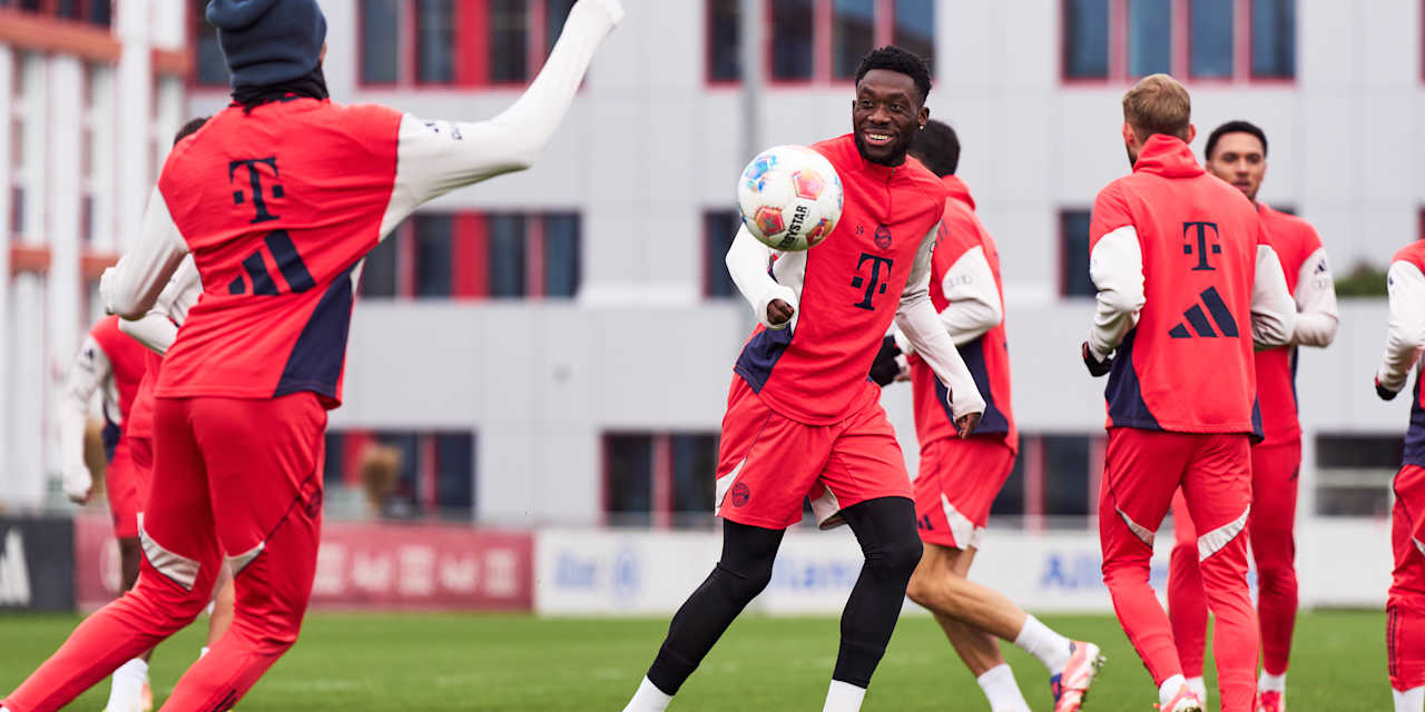 Michael Olise und Alphonso Davies in Rot im Bayern-Training