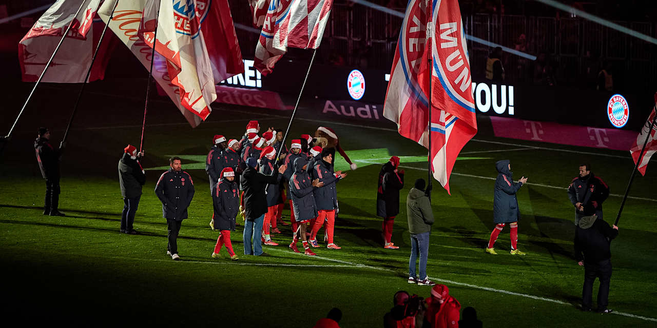 Die Mannschaft bedankt sich bei den Fans nach dem Heimspiel des FC Bayern gegen den 1. FSV Mainz 05 in der Bundesliga