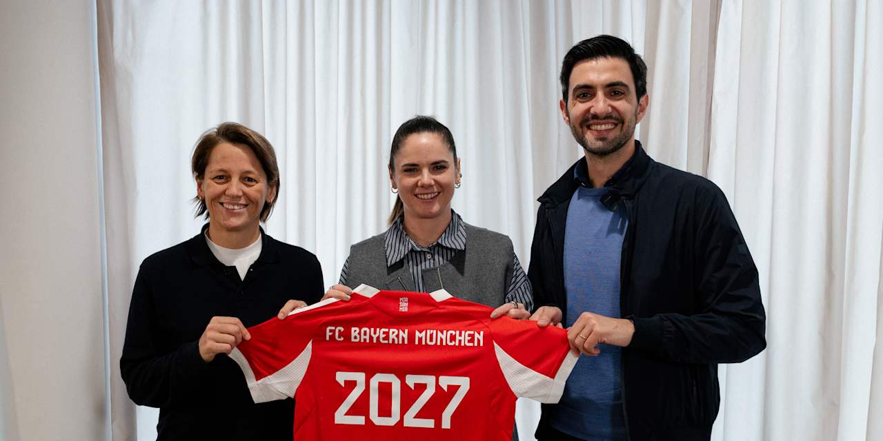 Bianca Rech, Sarah Zadrazil und Francisco De Sá Fardilha stehend mit dem Trikot von Sarah Zadrazil zur Vertragsverlängerung in den Händen haltend.