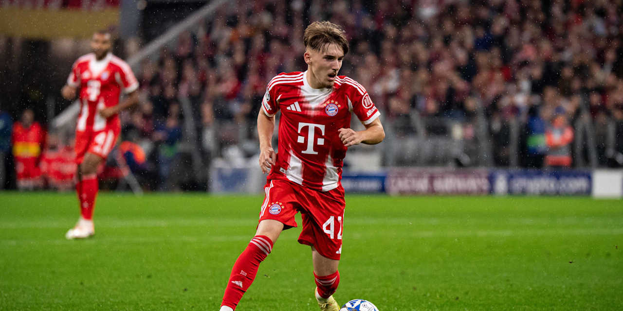 Lennart Karl mit dem Ball am Fuß.