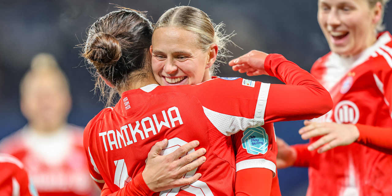 Klara Bühl und Momoko Tanikawa umarmen sich nach einem Tor.
