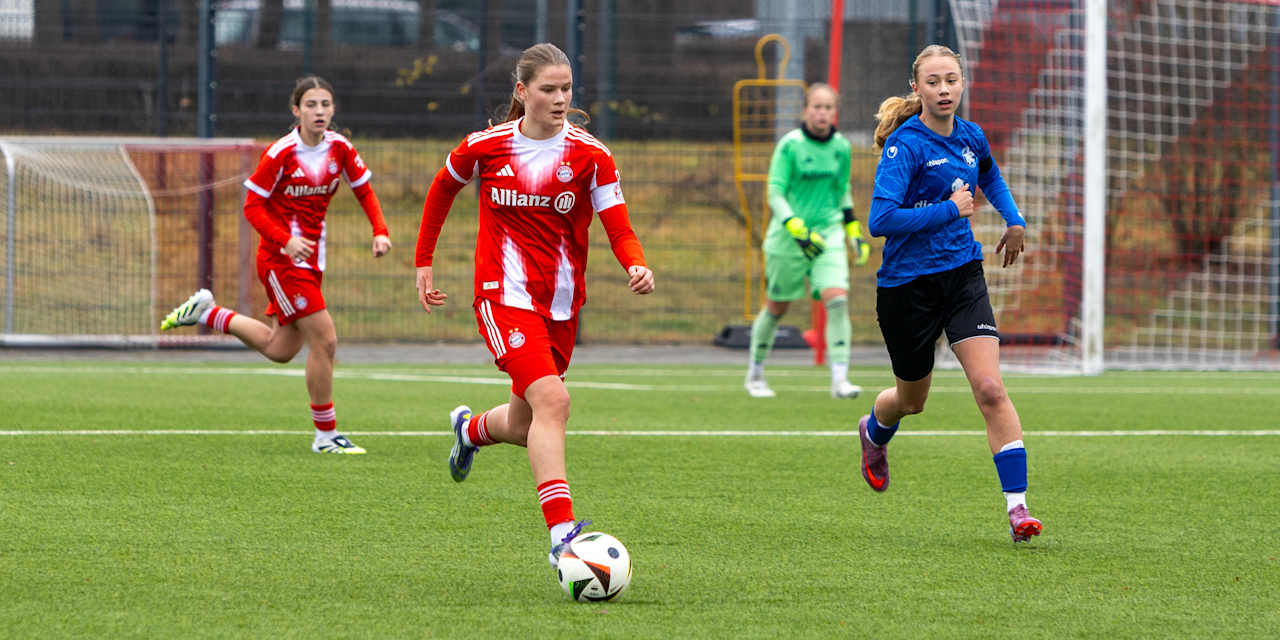 Die Kapitänin der U17-Juniorinnen des FC Bayern führt den Ball.
