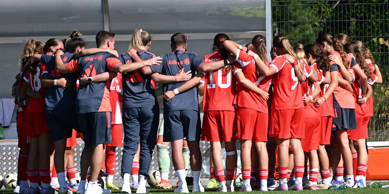 Die U17-Juniorinnen bilden einen Teamkreis.