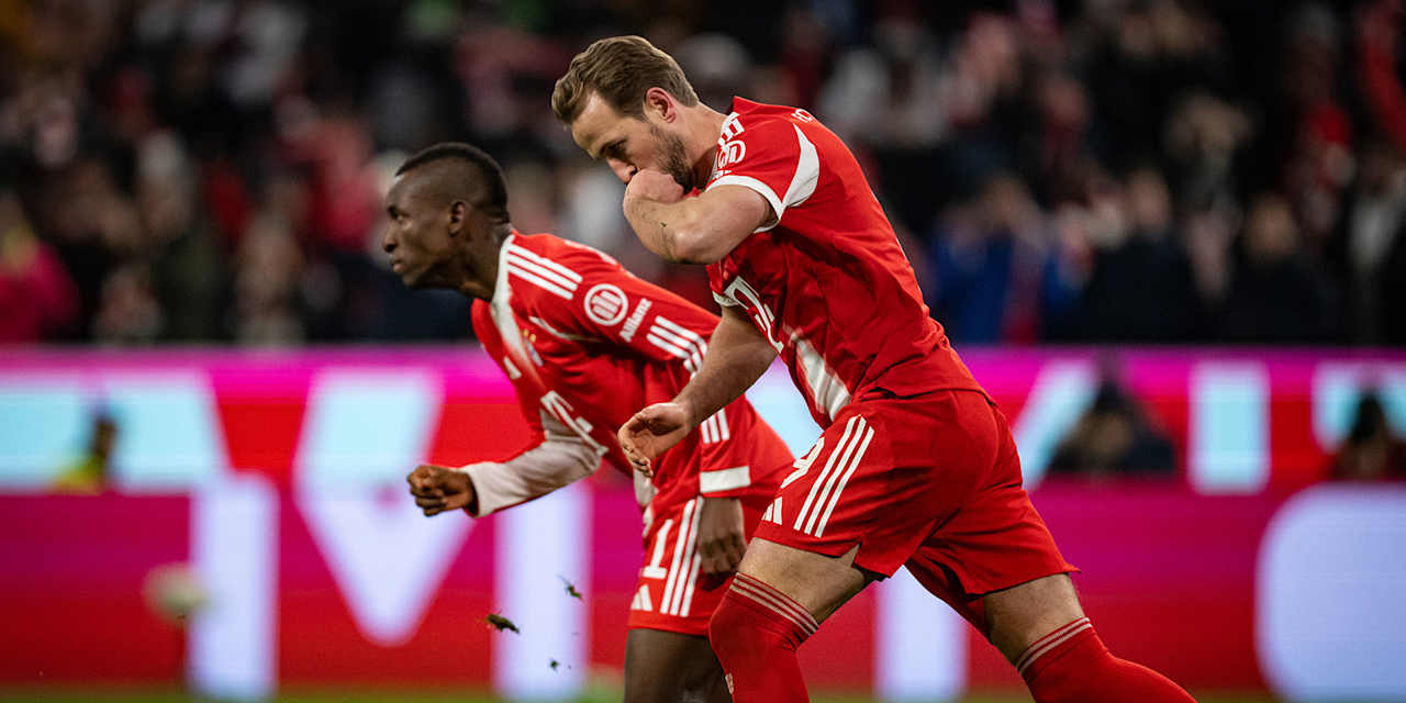 Harry Kane küsst seinen Ring an der Hand nach dem Tor zum 2:2 im Bundesliga-Spiel gegen Mainz 05