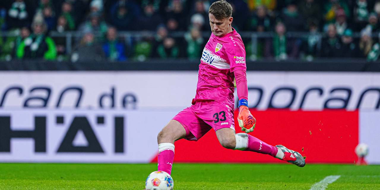 Alexander Nübel mit dem Ball am Fuß.