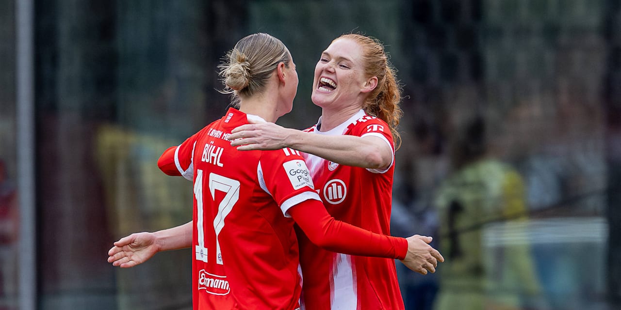 Klara Bühl und Stine Ballisager bejubeln einen Treffer.