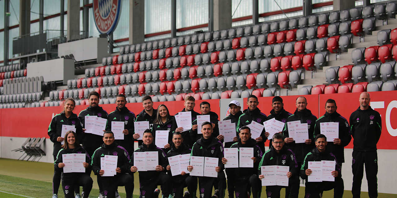 Abschlussklasse eines Trainerlehrgangs auf dem FC Bayern Campus