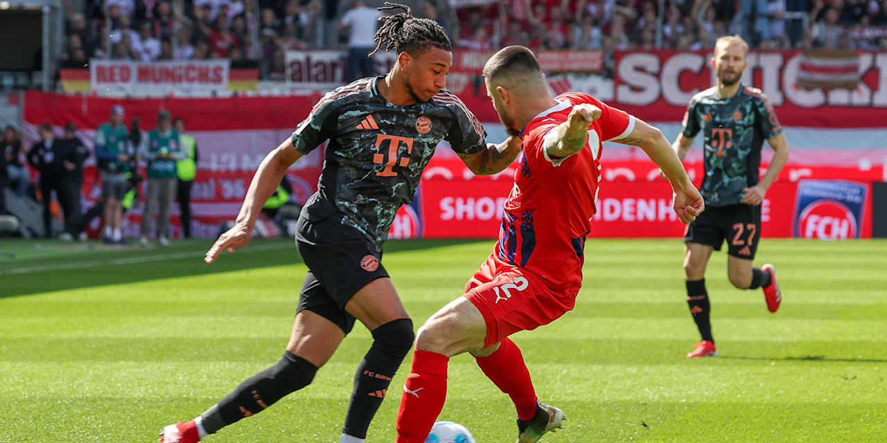 Michael Olise im Zweikampf mit einem Heidenheim-Spieler.
