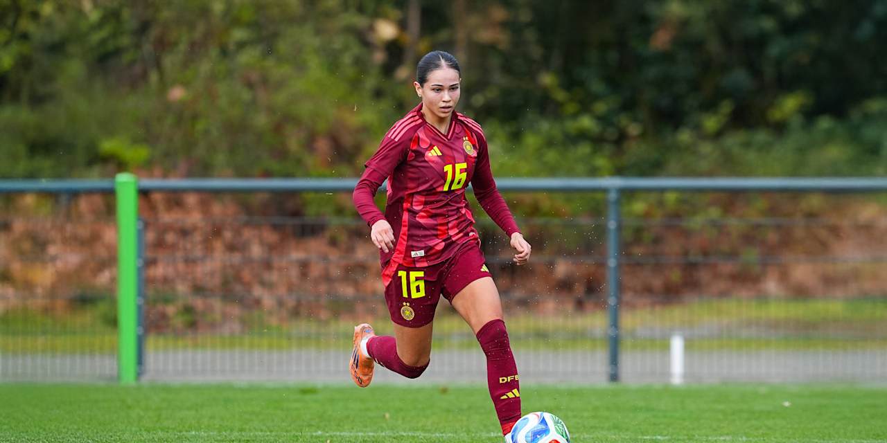 Kassandra Potsi im Dress der deutschen Nationalmannschaft mit dem Ball am Fuß.