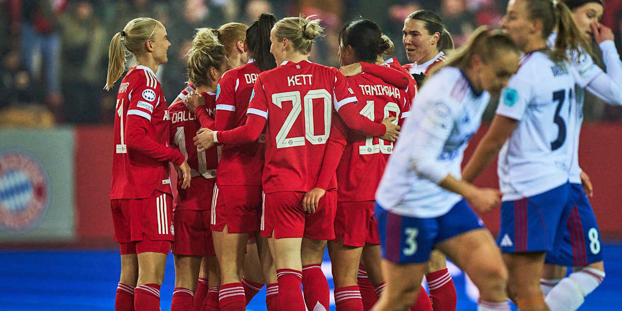 The FC Bayern Women celebrate Momoko Tanikawa's early opener