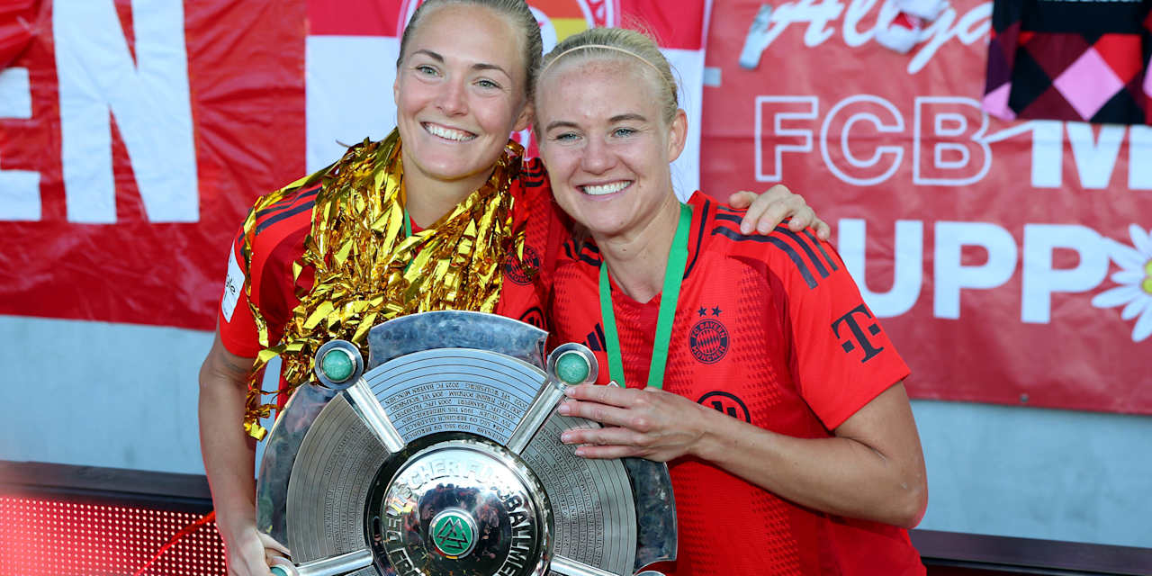 Pernille Harder und Magdalena Eriksson posieren gemeinsam mit der Meisterschale.