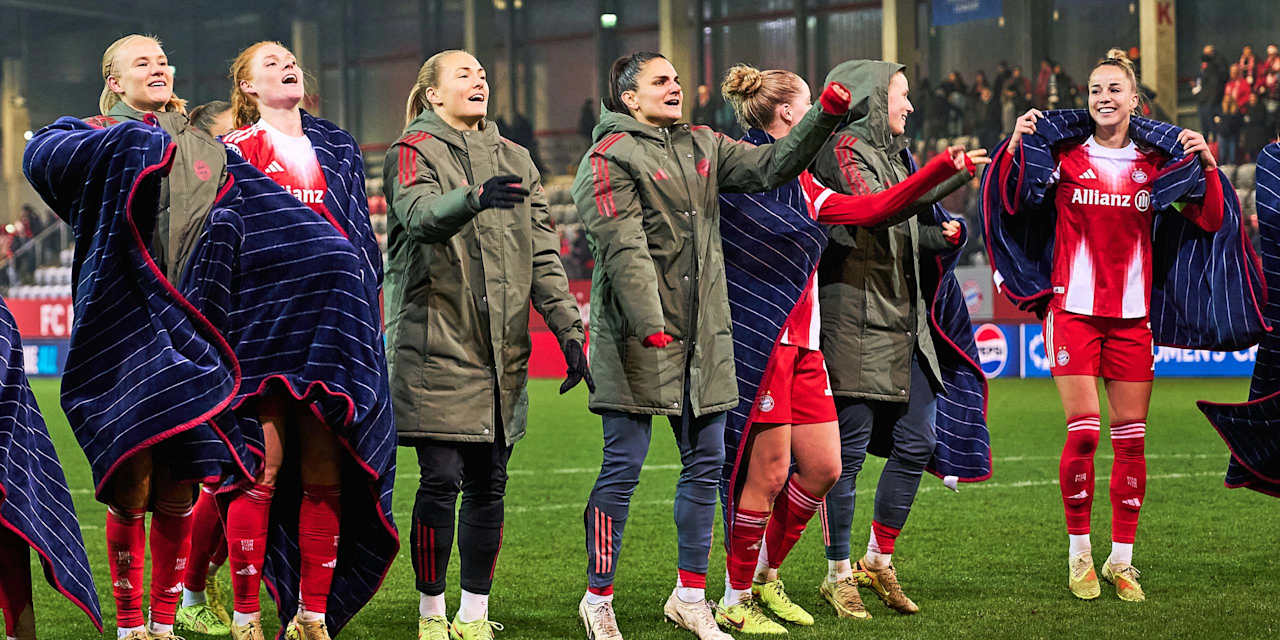 Jubel nach der Entscheidung vor den Fans: Die FC Bayern Frauen stehen direkt im CL-Viertelfinale