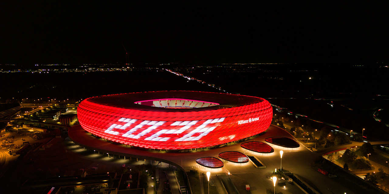 Allianz Arena leuchtet in der Nacht Rot mit weißer 2026 auf der Fassade