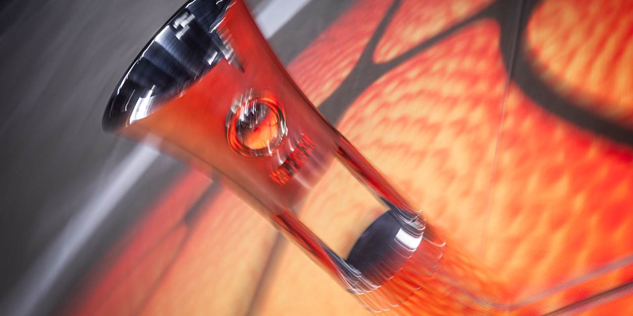 Die BBL Pokal-Trophäe steht auf dem Court