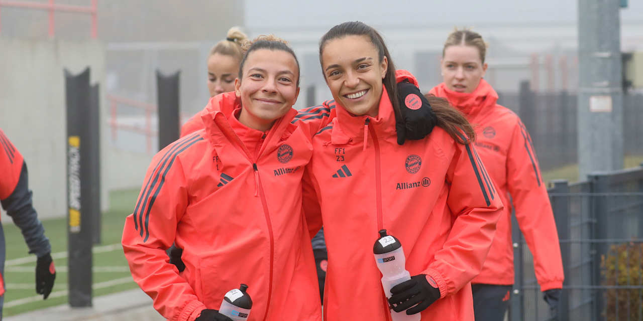 Arianna Caruso und Natalia Padilla Bidas auf dem Weg zu einer Trainingseinheit am FC Bayern Campus.
