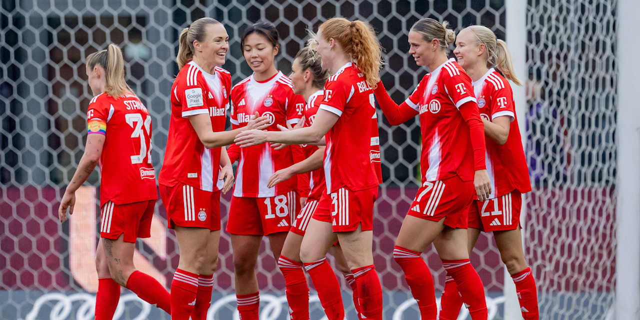 Die FC Bayern Frauen klatschen sich nach einem Tor ab.