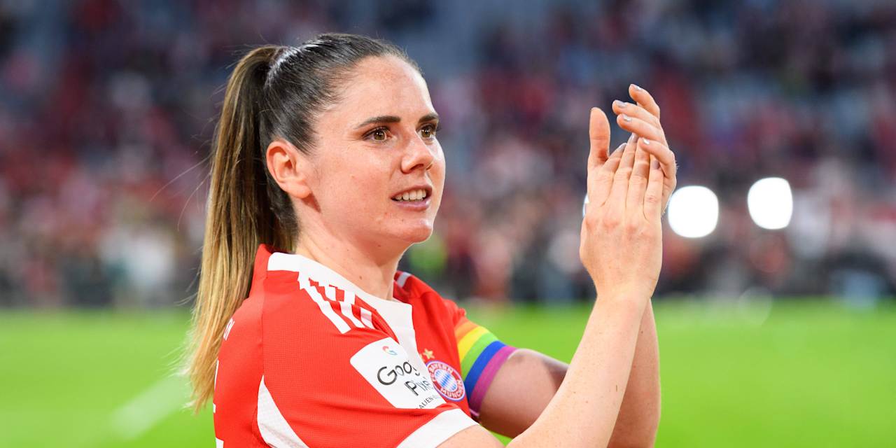 Sarah Zadrazil klatscht den Fans zu.