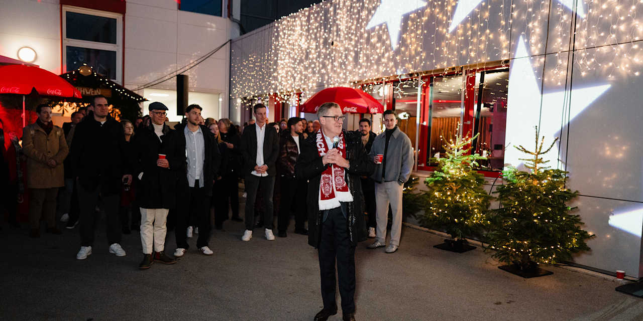 Jan-Christian Dreesen hält eine Rede auf der Weihnachtsfeier des FC Bayern