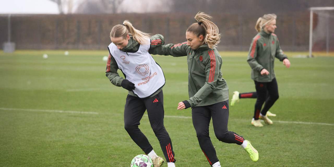 Franziska Kett und Kathi Naschenweng im Zweikampf während einer Trainingseinheit der FC Bayern Frauen.