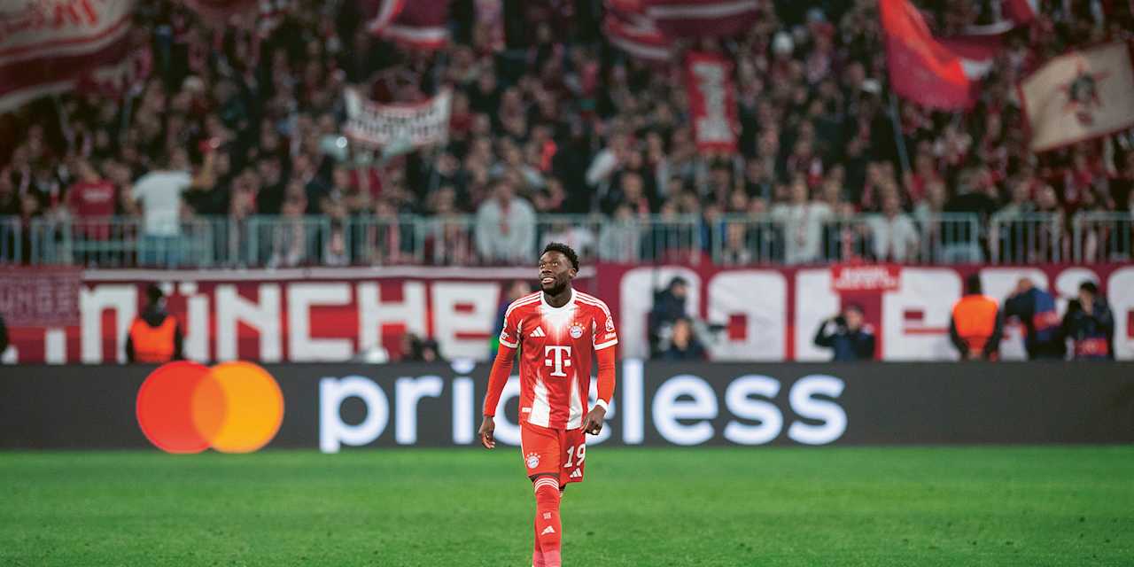 Alphonso Davies on the pitch of the Allianz Arena making his comeback against Sporting Lisbon