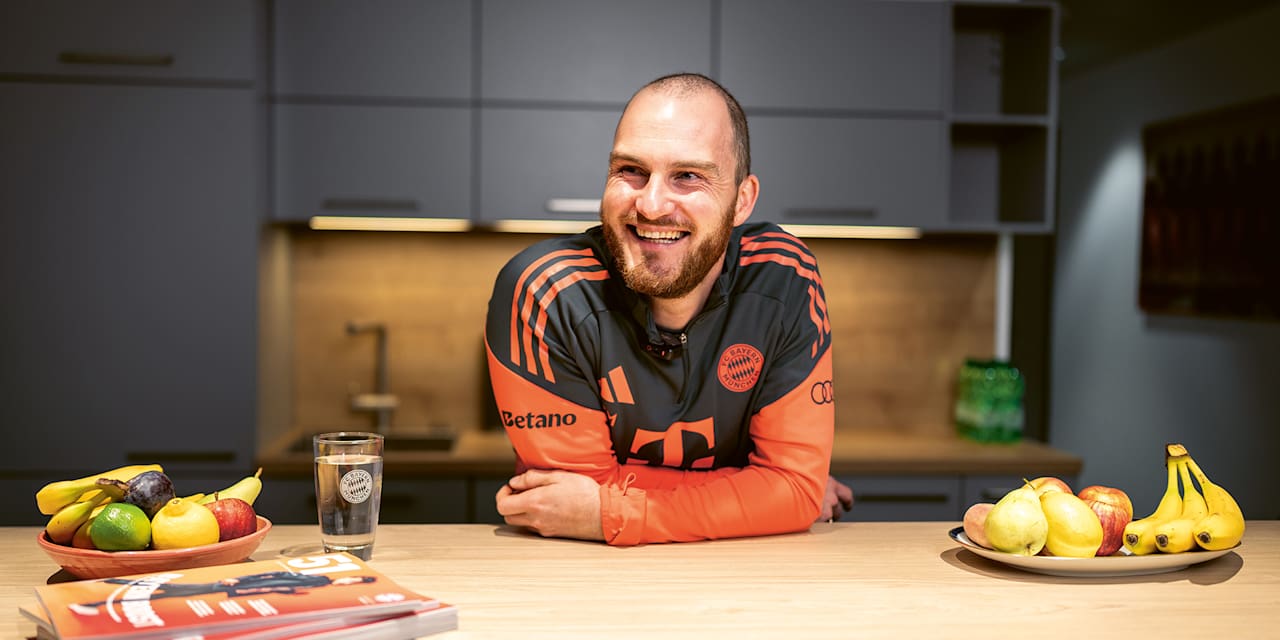 Melf Carstensen sitzt in einer Küche und lächelt