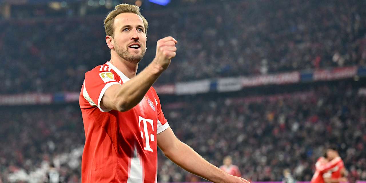 Harry Kane levanta el puño tras marcar un gol con el FC Bayern en el Allianz Arena.