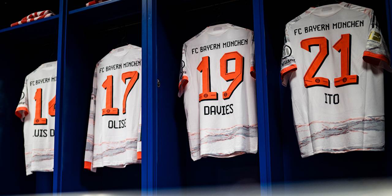 Die weißen Auswärtstrikots des FC Bayern hängen in der Kabine vor dem Spiel in Heidenheim