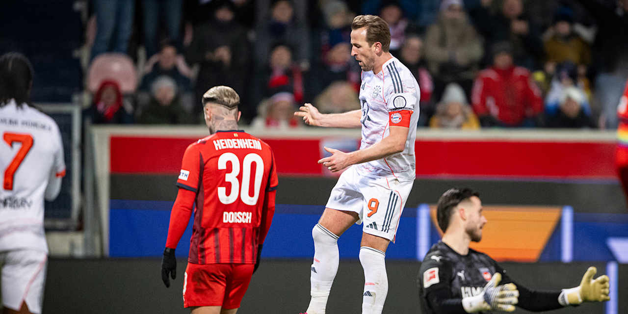Harry Kane jubelt nach dem 4:0 im Bundesliga-Spiel des FC Bayern in Heidenheim