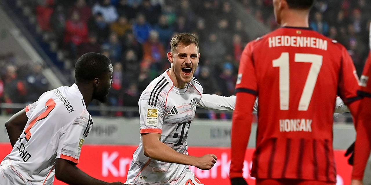 Josip Stanisic jubelt nach seinem 1:0 im Bundesliga-Spiel des FC Bayern in Heidenheim.