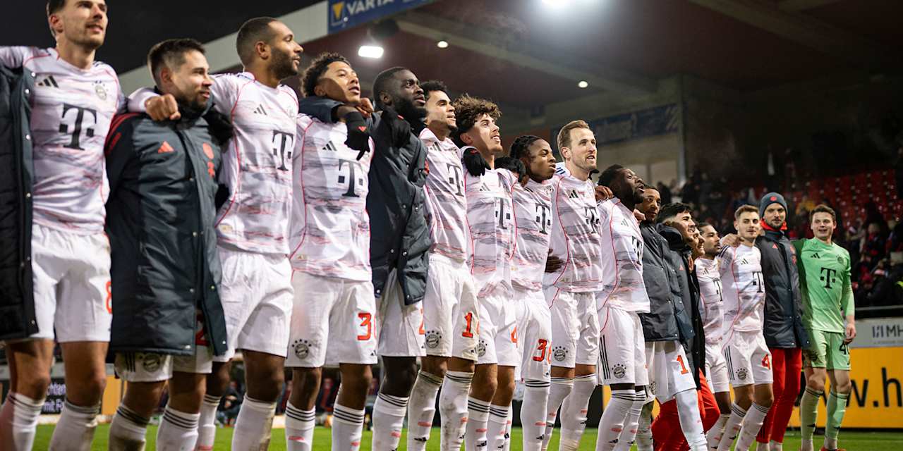 Spieler des FC Bayern jubeln nach dem 4:0-Sieg in Heidenheim vor der Fankurve