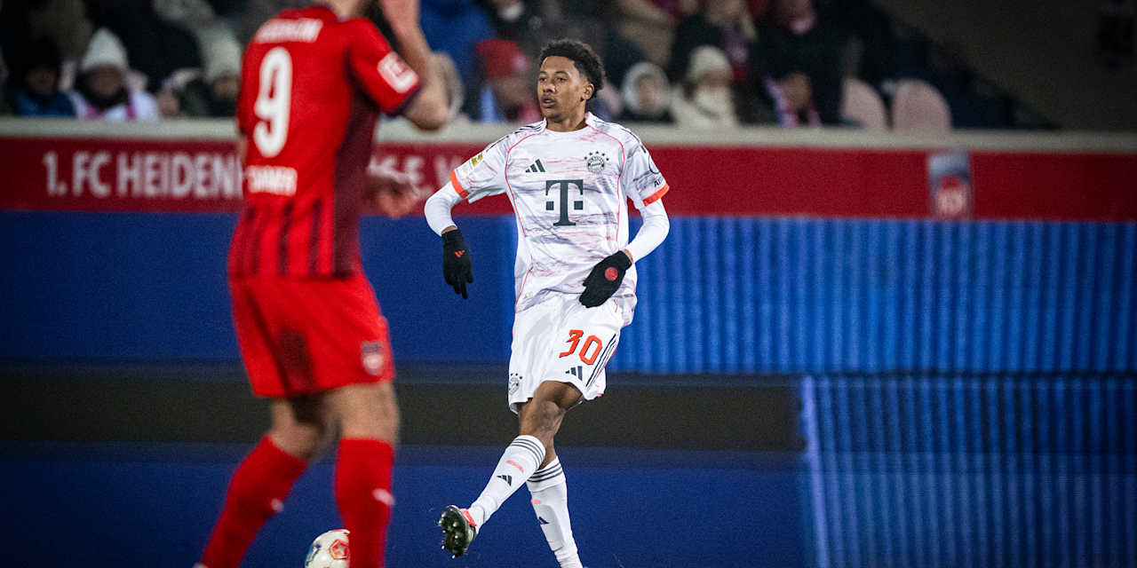 Cassiano Kiala passt den Ball im Bundesliga-Spiel des FC Bayern beim 1. FC Heidenheim.
