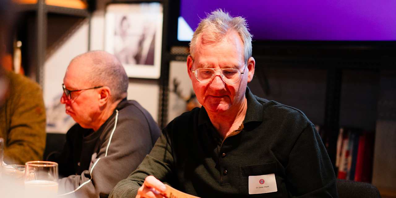 Prof. Dr. Dieter Mayer hält Schafkopf-Karten in der Hand