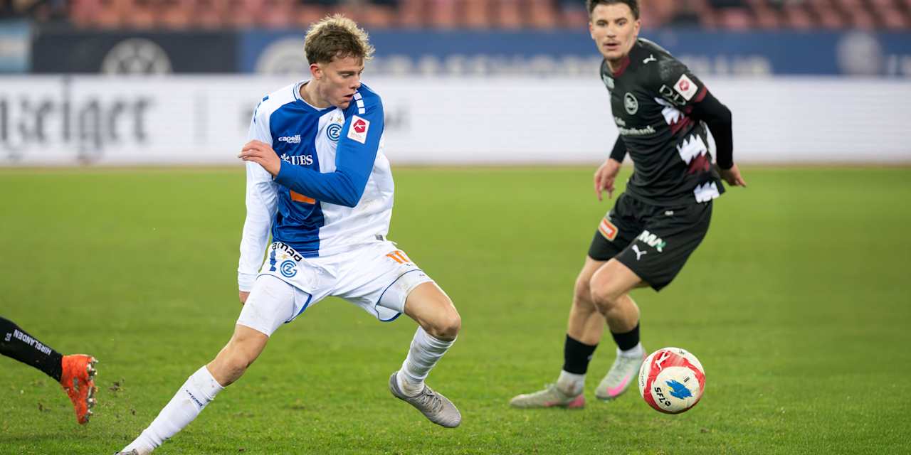 Jonathan Asp Jensen behauptet sich gegen die Spieler des FC St. Gallen.