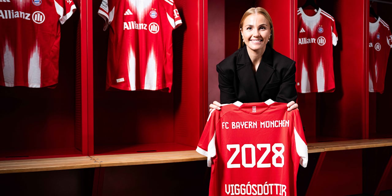 Glodis Perla Viggosdottir hält ein Trikot mit der Vertragslaufzeit 2028 in die Kamera.