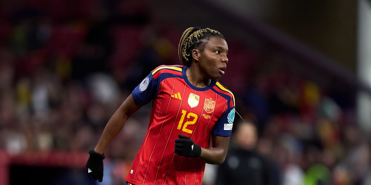 Edna Imade läuft im Trikot der spanischen Nationalmannschaft