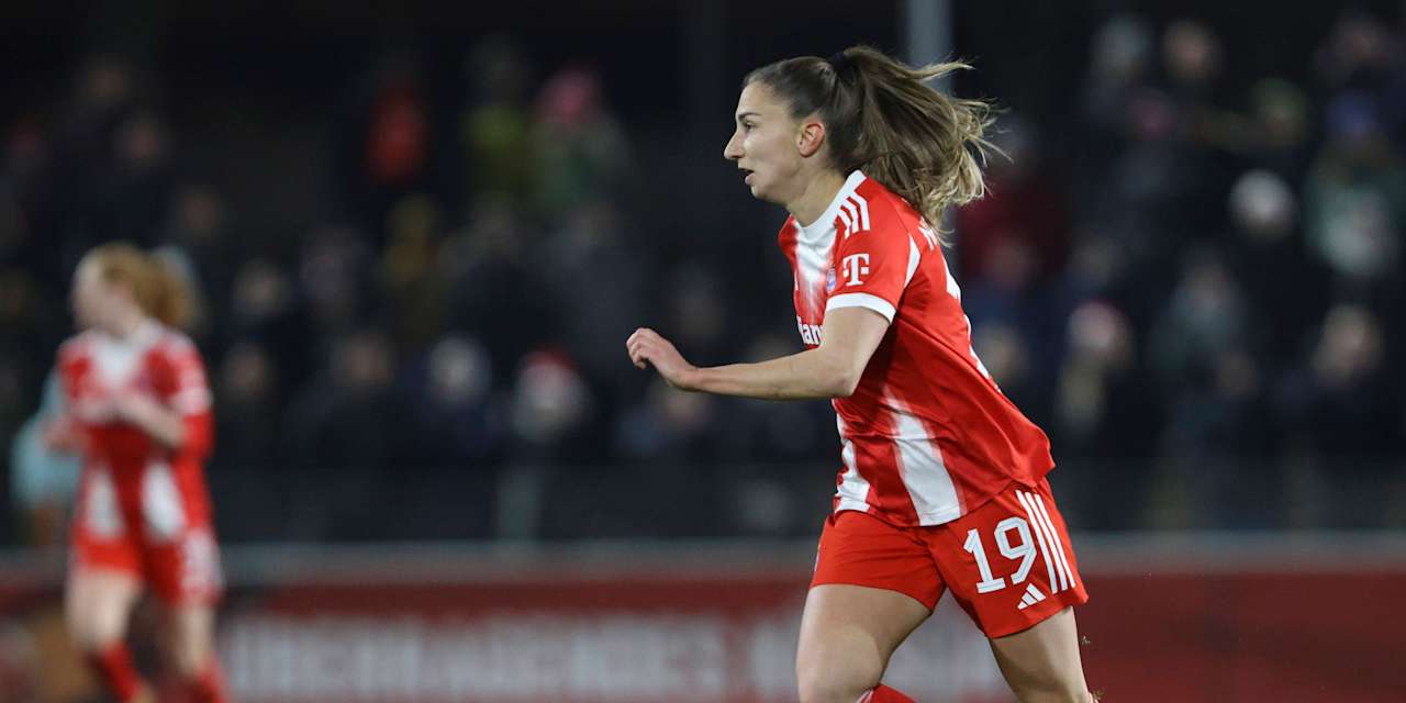 Katharina Naschenweng during FC Bayern Women's match against Leverkusen.